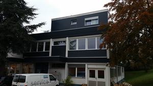 15725889633 efa04a3bd1 k.300x300